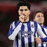 Carlos Soler, centrocampista de la Real Sociedad, celebrando un gol en LaLiga EA Sports con la camiseta txuri-urdin