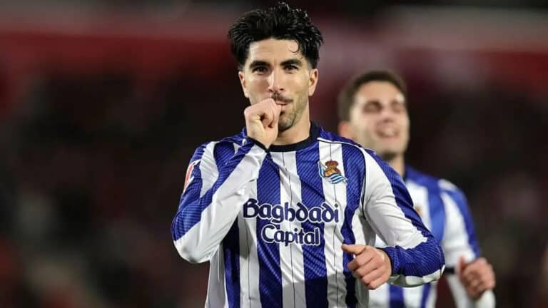 Carlos Soler, centrocampista de la Real Sociedad, celebrando un gol en LaLiga EA Sports con la camiseta txuri-urdin