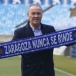 Juan Ignacio Martínez, JIM, posando con el escudo del Real Zaragoza durante su etapa anterior como entrenador del club aragonés