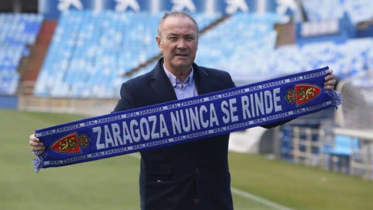 Juan Ignacio Martínez, JIM, posando con el escudo del Real Zaragoza durante su etapa anterior como entrenador del club aragonés