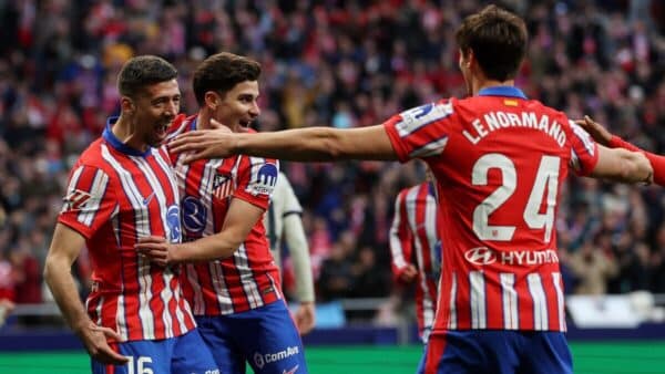 Jugadores del Atlético de Madrid en un partido de LaLiga EA Sports, con varios de ellos señalados como posibles salidas en el mercado de verano