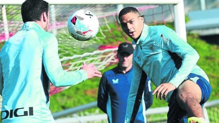 Maroan, lateral derecho del Athletic Club, durante un entrenamiento en Lezama antes de su lesión