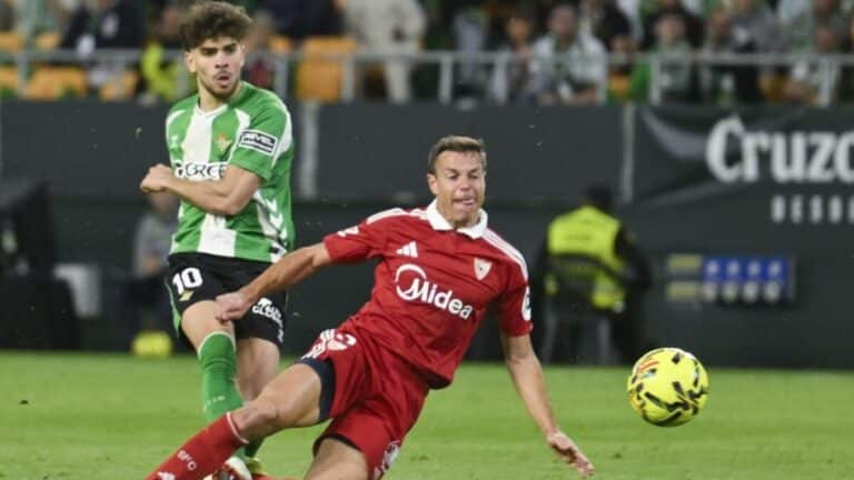 César Azpilicueta durante el derbi ante el Betis por LaLiga