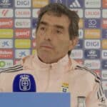Guillermo Almada gesticulando durante la rueda de prensa previa al partido Real Oviedo vs Valencia en las instalaciones de El Requexón en marzo de 2026.