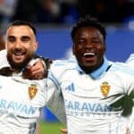 Rober González y Mawuli Mensah celebrando un gol con el Real Zaragoza, dos jugadores cuyos derechos económicos conserva parcialmente el Real Betis