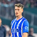 Antonio Blanco en el centro del campo de Mendizorroza durante un partido del Deportivo Alavés