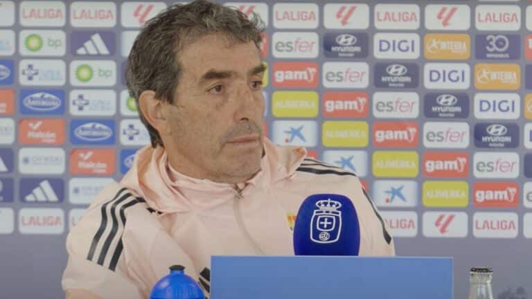 Guillermo Almada, entrenador del Real Oviedo, durante la rueda de prensa previa al partido ante el Rayo Vallecano en Vallecas