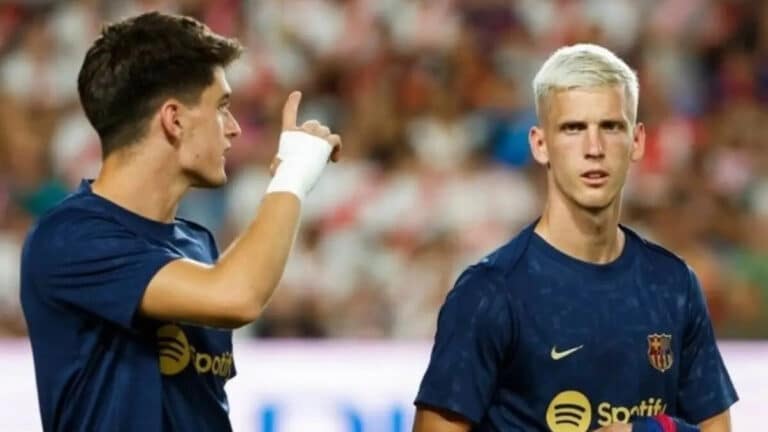 Dani Olmo y Pau Víctor con la camiseta del FC Barcelona antes de un partido de LaLiga