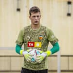 Julen Agirrezabala, portero del Valencia CF, con gesto de preocupación durante un entrenamiento en Paterna en marzo de 2026.