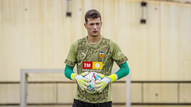 Julen Agirrezabala, portero del Valencia CF, con gesto de preocupación durante un entrenamiento en Paterna en marzo de 2026.