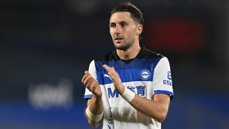 Facundo Garcés, central argentino del Deportivo Alavés, durante un partido de LaLiga en el estadio de Mendizorroza
