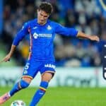 Luis Milla, centrocampista del Getafe CF, traslando el balón en un partido de LaLiga