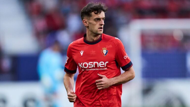 Aimar Oroz, centrocampista y '10' de Osasuna, durante un partido de LaLiga en El Sadar de Pamplona