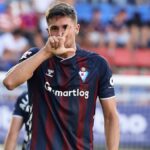 Javi Martón, delantero del Eibar, celebrando un gol en el estadio de Ipurua durante el partido ante el Cádiz en LaLiga Hypermotion