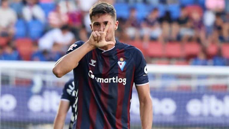 Javi Martón, delantero del Eibar, celebrando un gol en el estadio de Ipurua durante el partido ante el Cádiz en LaLiga Hypermotion