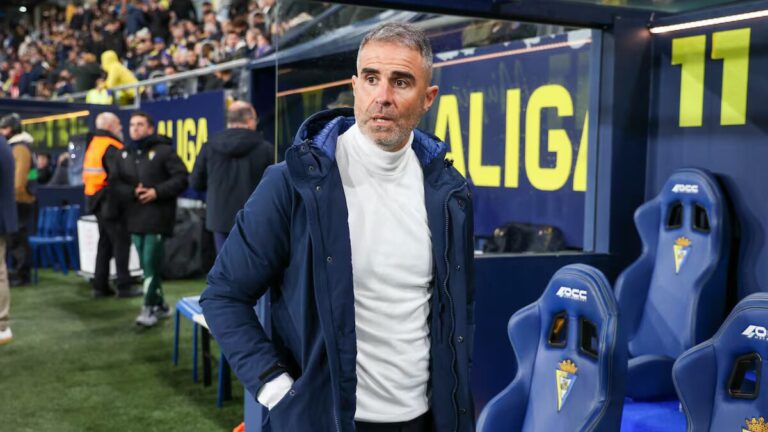 Gaizka Garitano, entrenador del Cádiz CF, durante un partido de LaLiga Hypermotion en el Nuevo Mirandilla