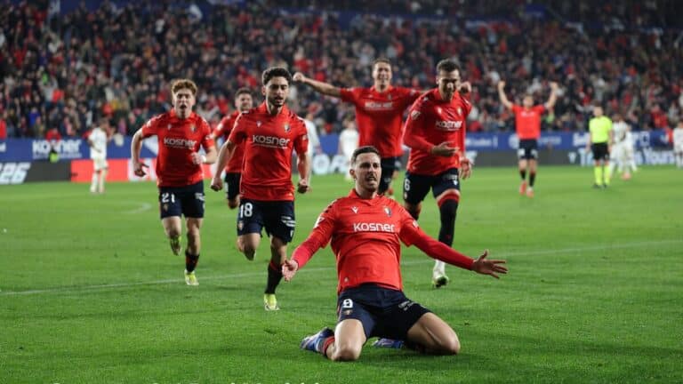 Jugadores de Osasuna durante un partido de LaLiga en El Sadar de Pamplona en la temporada actual
