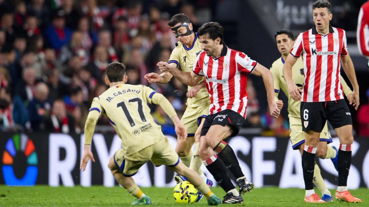 Jugadores del Athletic Club celebrando una acción durante el partido ante el FC Barcelona en San Mamés en la jornada de LaLiga