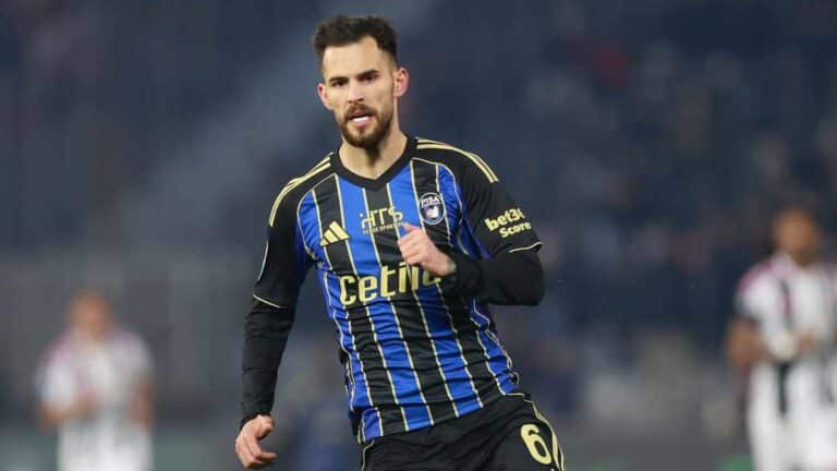 Marius Marin, mediocentro rumano del Pisa SC, durante un partido de la Serie A italiana