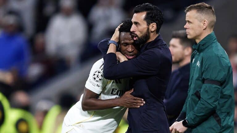Álvaro Arbeloa, entrenador del Real Madrid, durante un partido de LaLiga en el estadio Santiago Bernabéu