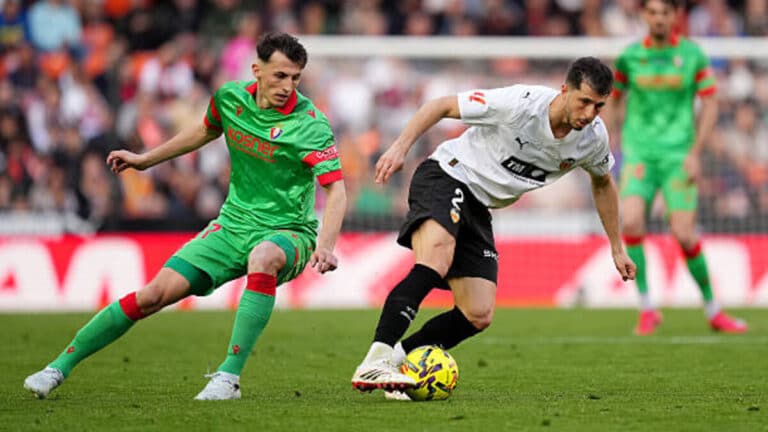 Guido Rodríguez, centrocampista del Valencia CF, durante el partido ante Osasuna en Mestalla en LaLiga