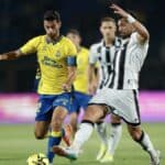 Enzo Loiodice conduciendo el balón en un partido con Las Palmas en LaLiga Hypermotion