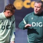 Javier Ontiveros, atacante del Cádiz CF, con muletas durante el acto de presentación de Sergio González como nuevo entrenador del club