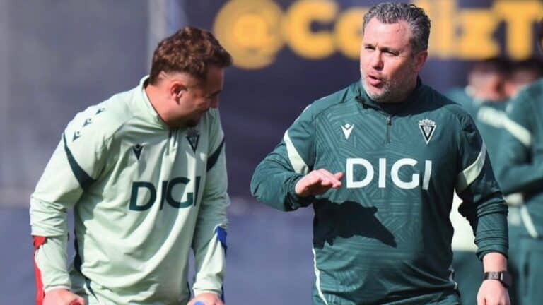 Javier Ontiveros, atacante del Cádiz CF, con muletas durante el acto de presentación de Sergio González como nuevo entrenador del club