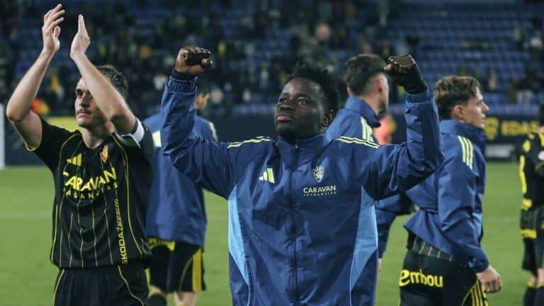 Jugadores del Real Zaragoza celebrando la victoria en Cádiz que recortó la distancia con la permanencia a seis puntos en LaLiga Hypermotion