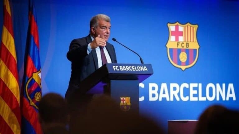 Laporta dando cuenta del balance económico del Barcelona haciendo hincapié en la recuperación económica del club