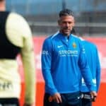 Martín Demichelis dando instrucciones a sus jugadores durante su primer entrenamiento a puerta abierta con el Real Mallorca en Son Bibiloni
