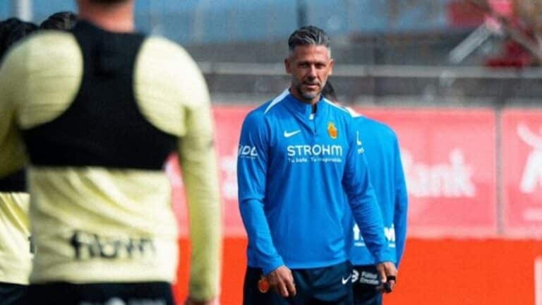 Martín Demichelis dando instrucciones a sus jugadores durante su primer entrenamiento a puerta abierta con el Real Mallorca en Son Bibiloni