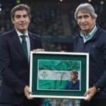 El presidente del Real Betis, Ángel Haro, entregó a Manuel Pellegrini una placa conmemorativa por sus 264 partidos al frente del equipo hace unas semanas