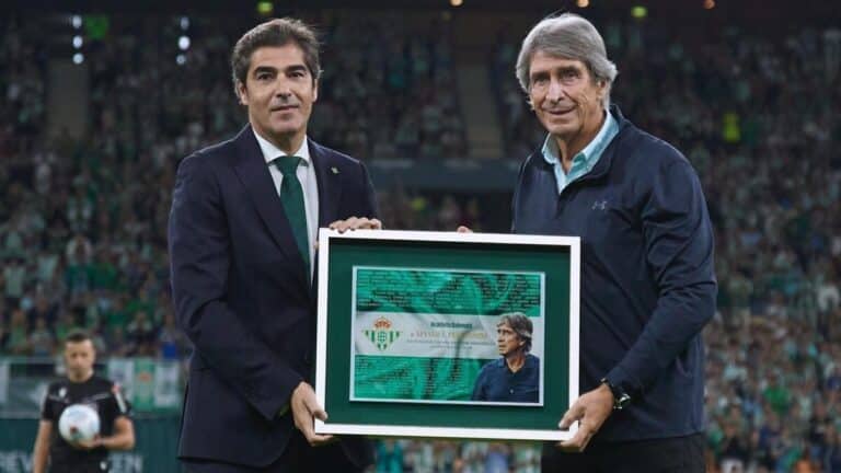 El presidente del Real Betis, Ángel Haro, entregó a Manuel Pellegrini una placa conmemorativa por sus 264 partidos al frente del equipo hace unas semanas