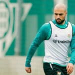 Sofyan Amrabat entrenando sobre el césped de la Ciudad Deportiva Luis del Sol del Real Betis durante su proceso de recuperación