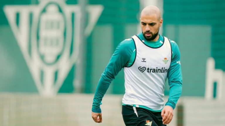 Sofyan Amrabat entrenando sobre el césped de la Ciudad Deportiva Luis del Sol del Real Betis durante su proceso de recuperación