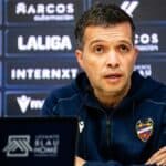 Luis Castro, entrenador del Levante UD, durante una rueda de prensa explicando su filosofía de juego de posicionamiento
