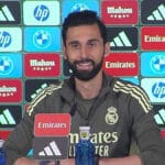 Álvaro Arbeloa hablando con firmeza en la rueda de prensa previa al Real Madrid vs Elche en la Ciudad Real Madrid en marzo de 2026.