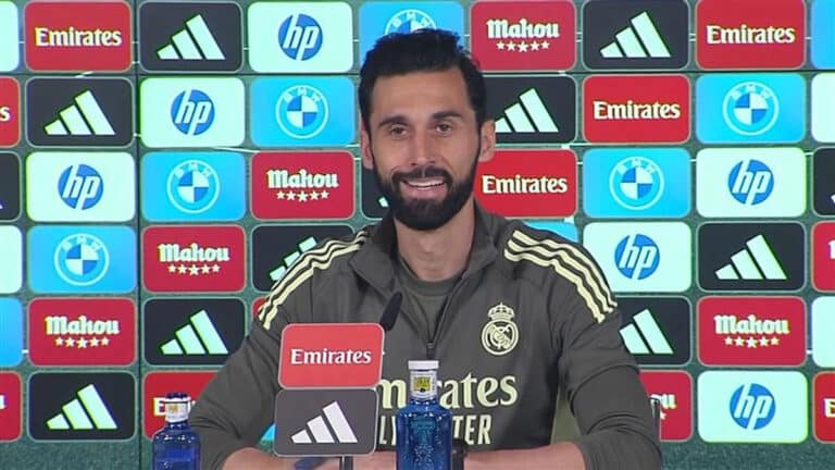 Álvaro Arbeloa hablando con firmeza en la rueda de prensa previa al Real Madrid vs Elche en la Ciudad Real Madrid en marzo de 2026.