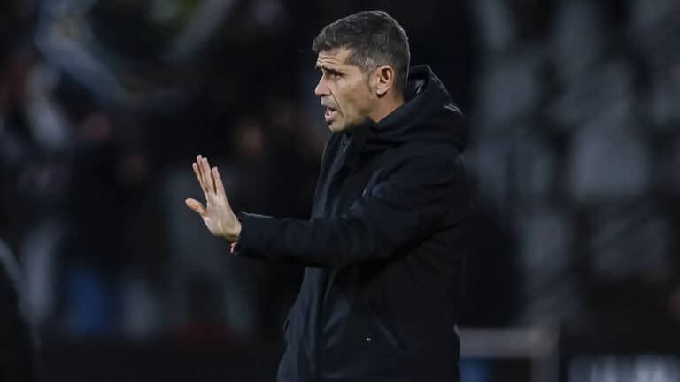Antonio Hidalgo, entrenador del Deportivo de La Coruña, en el banquillo de Riazor durante un partido de LaLiga Hypermotion
