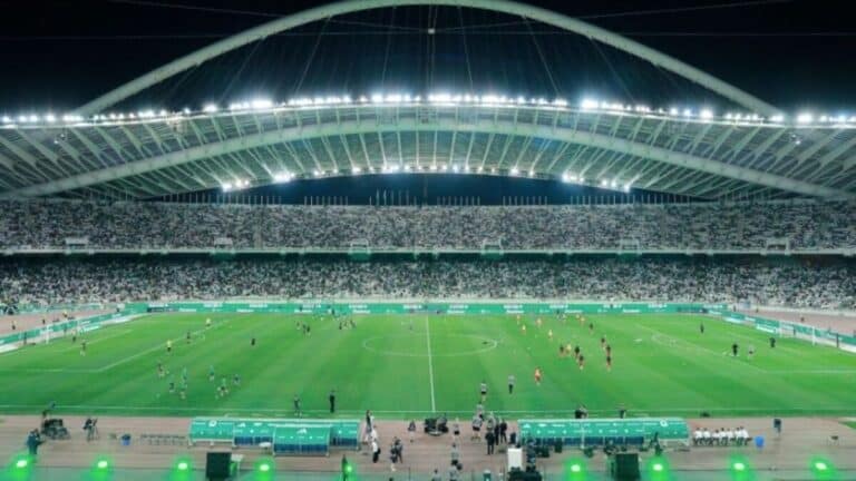 Vista del Estadio Olímpico Spyros Louis de Atenas con andamios en la cúpula diseñada por Santiago Calatrava durante las obras de remodelación