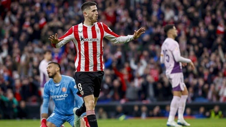 Oihan Sancet celebrando un gol con el Athletic Club, recordando su hat-trick ante el Girona en 2025, mientras se prepara para el duelo de marzo de 2026.