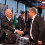 Laporta y Tebas estrechandose la mano en una Asamblea