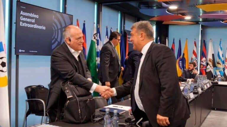 Laporta y Tebas estrechandose la mano en una Asamblea