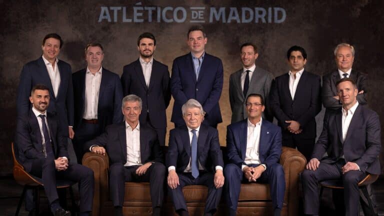 David Villa junto a Miguel Ángel Gil Marín y Enrique Cerezo en la presentación del nuevo Consejo de Administración del Atlético de Madrid en marzo de 2026.