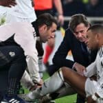 Kylian Mbappé con gesto de molestias durante un partido del Real Madrid, en el contexto de la controversia sobre su lesión y tiempo de baja