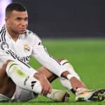 Kylian Mbappé con gesto de dolor durante un partido del Real Madrid en LaLiga por la lesión en la rodilla izquierda