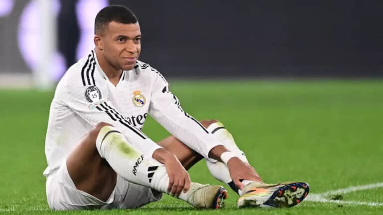 Kylian Mbappé con gesto de dolor durante un partido del Real Madrid en LaLiga por la lesión en la rodilla izquierda