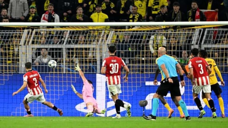 Jugadores del Athletic Club disputando un saque de esquina durante un partido de Champions League