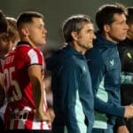 Ernesto Valverde dando instrucciones tácticas en un partido antes de viajar a Girona para el tramo decisivo de LaLiga 2026.